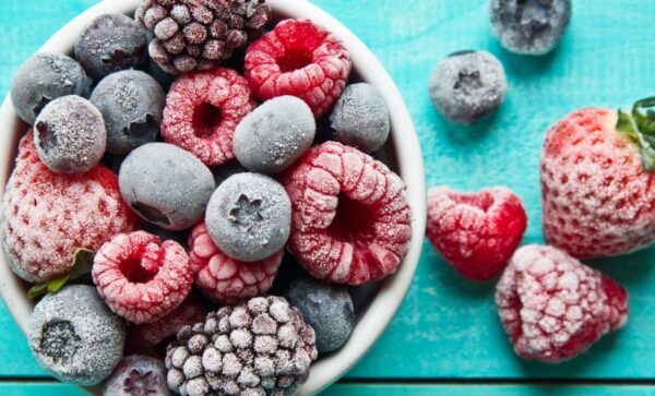 Por que comer frutas congeladas é tão arriscado agora?