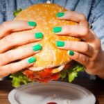 Especialistas contam o que pode acontecer se você comer fast food todos os dias