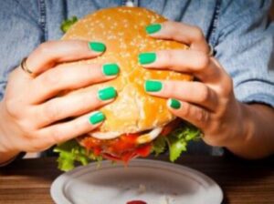 O que pode acontecer se você comer fast-food todos os dias