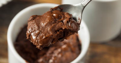 3 receitas deliciosas de bolos de caneca preparadas no micro-ondas