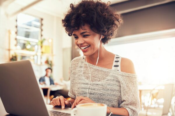 Coursera traduz 4 mil cursos para o português e lança novos recursos de IA para alunos brasileiros