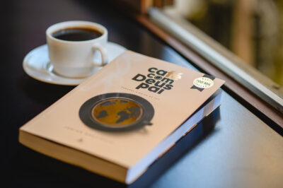 Junior Rostirola convida para sessão de dedicatórias de sua obra “Café com Deus pai” – o livro mais vendido do Brasil em 2023