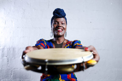Roberta Gomes apresenta o show “No caminho do samba” no Museu da Energia de São Paulo