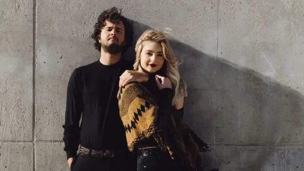 Em meio a um cenário em que os relacionamentos se transformam com a mesma velocidade dos algoritmos, um termo ganhou destaque nas buscas do Google: situationship. Mas afinal, o que está por trás desse novo modelo de vínculo afetivo que mistura romance, amizade e muita ambiguidade?

💭 O que caracteriza uma situationship?
Uma situationship é, essencialmente, um relacionamento indefinido. Não é exatamente uma amizade, nem um namoro — e dificilmente se encaixa em um rótulo claro. As pessoas envolvidas vivem momentos de intimidade e conexão emocional (às vezes até sexual), mas sem uma conversa formal sobre compromisso ou expectativas mútuas.

É o famoso "estamos ficando", mas com duração indefinida e sem saber se um dia aquilo vai virar algo mais sério — ou simplesmente acabar.

🧠 Por que se tornou tão comum entre millennials e geração Z?
Esse tipo de relação cresceu especialmente entre jovens adultos por alguns motivos culturais e comportamentais:

Medo de compromisso (ou de se machucar);

Valorização da liberdade individual;

Cultura do "deixa rolar" e do imediatismo;

Influência dos apps de relacionamento, que oferecem infinitas possibilidades e dificultam a construção de vínculos profundos;

Insegurança emocional, muitas vezes ligada ao medo de rejeição.

Como explica a psicóloga clínica Renata Ribeiro, especialista em relacionamentos contemporâneos:

“A situationship muitas vezes surge quando há conexão, mas nenhuma das partes se sente segura para assumir uma vulnerabilidade emocional ou comunicar o que realmente deseja.”

💔 Impactos emocionais: entre a esperança e a frustração
Ainda que pareça confortável no início, esse modelo pode trazer consequências importantes:

Ansiedade constante: por não saber onde se está pisando.

Autoestima abalada: quando um dos envolvidos sente que não é o suficiente para "ser escolhido".

Dificuldade de se abrir a novas conexões: por estar emocionalmente preso a algo indefinido.

Sensação de não pertencimento: como se estivesse sempre "quase" em um relacionamento.

✅ Checklist: Você está em uma situationship?
Veja alguns sinais que podem indicar esse tipo de vínculo:

Vocês passam tempo juntos com frequência, mas evitam falar sobre o que “são”.

Não há planos futuros definidos como casal.

Um ou ambos evitam demonstrar afeto em público.

Você sente que está sempre pisando em ovos para não “assustar” o outro.

Existe intimidade, mas também uma constante sensação de insegurança.

Você não sabe se está solteiro(a) ou comprometido(a).

Se você respondeu "sim" para 3 ou mais itens, é bem provável que esteja vivendo uma situationship.

🗣 O que dizem os especialistas?
Para o terapeuta de casais Carlos Medeiros, esse modelo pode funcionar se ambas as partes estiverem alinhadas emocionalmente e conscientes da ausência de compromisso.

“O problema começa quando um quer mais e o outro apenas quer manter o conforto da indefinição. Aí surgem as frustrações, a ansiedade e até um ciclo de autossabotagem afetiva.”

🛤 Como sair dessa “zona cinzenta”?
Se você está em uma situationship e percebe que deseja algo mais claro, aqui vão algumas sugestões:

Reconheça o que você sente e o que deseja.

Tenha uma conversa honesta e objetiva com a outra pessoa — sem cobranças, mas com clareza.

Observe a reação do outro: evasão e justificativas constantes são sinais claros de que talvez você e essa pessoa não estejam na mesma sintonia.

Respeite seus limites emocionais. Ficar onde você não se sente seguro(a) pode custar caro para sua saúde mental.

Busque apoio terapêutico, se necessário. Um olhar profissional pode te ajudar a identificar padrões repetitivos e resgatar sua autoestima afetiva.

💬 Conclusão
A situationship pode parecer uma solução leve e sem pressões, mas quando não existe alinhamento emocional entre as partes, ela se transforma em um terreno perigoso para o coração. Saber o que você quer — e ter coragem para comunicar isso — é o primeiro passo para se tirar da zona cinzenta e construir relações mais conscientes, recíprocas e verdadeiras.

