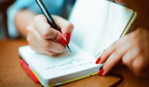 7 Exercícios de Journaling para Cultivar Autocompaixão e Aceitação Pessoal